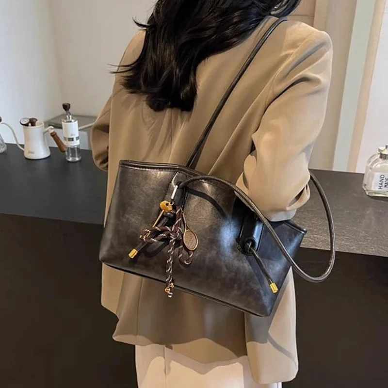 👝Women's Elegant Solid Color Large Capacity Shoulder Bag
